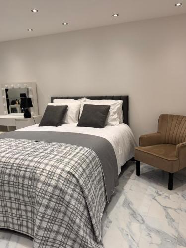 Modern House Apartment Stratford E15 London Sleeps 2 9 Fast Links to Central London Near O2 Greenwich & Olympic Park Child Friendly Garden Free Parking Free WiFi