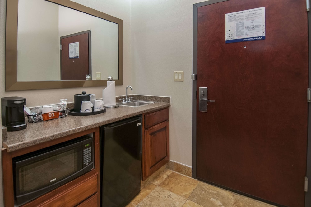 Hampton Inn & Suites Waxahachie - photo 17