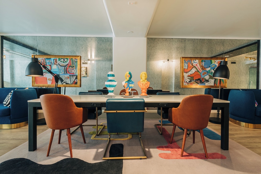 Montrose at Beverly Hills - photo 4