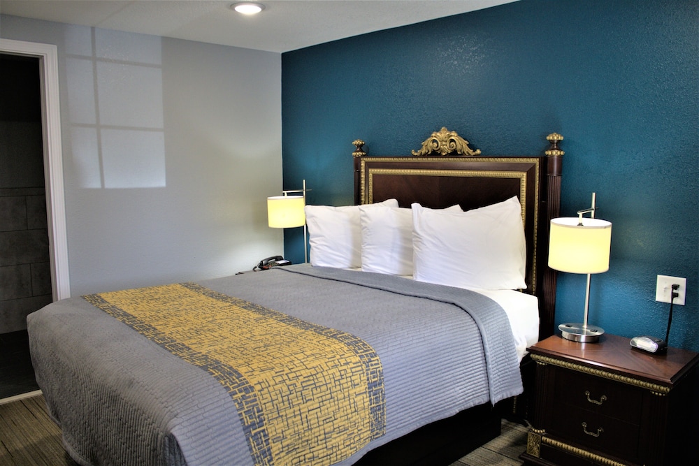 Hometowne Inn & Suites - photo 2