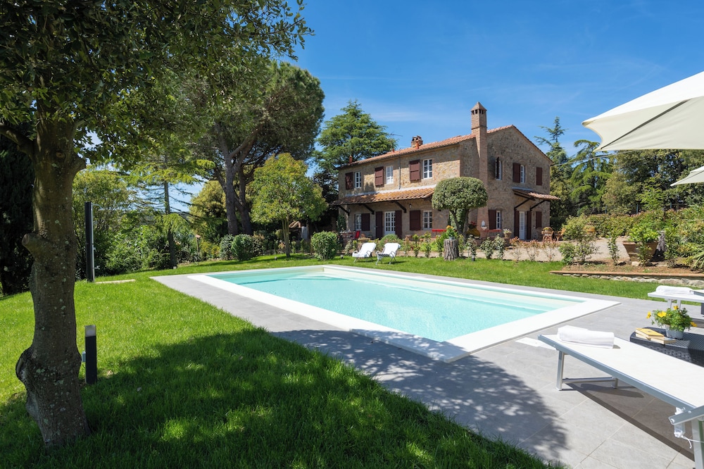 Villa Gabry — 4-Star Luxury Hotel in Gambassi Terme, Italy