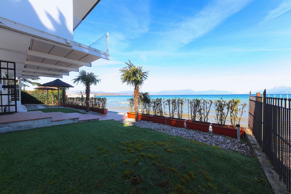 Amazing Villa Sound of the Lake — 4-Star Luxury Hotel in Desenzano Del Garda, Italy