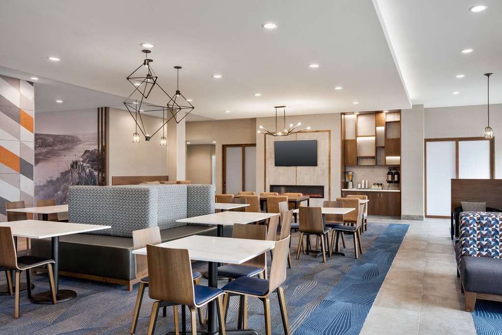 La Quinta Inn & Suites by Wyndham Del Rio - photo 15