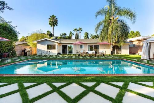 Luxury 4BD and 3BA in Topanga Oasis with Pool Spa and Cabana — hotel in Glenview