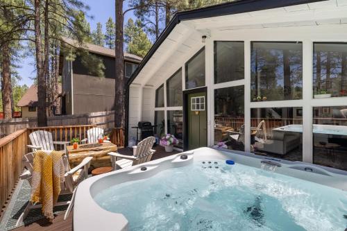 Cozy Mountain Mushroom Cabin — 4-Star Luxury Hotel in Mountainaire, United States