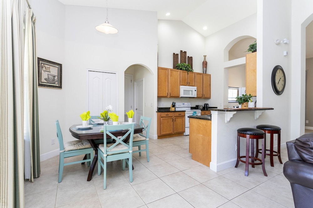 Gorgeous 4Bd with Pool @ 4072 Solterra Resort Davenport - photo 15