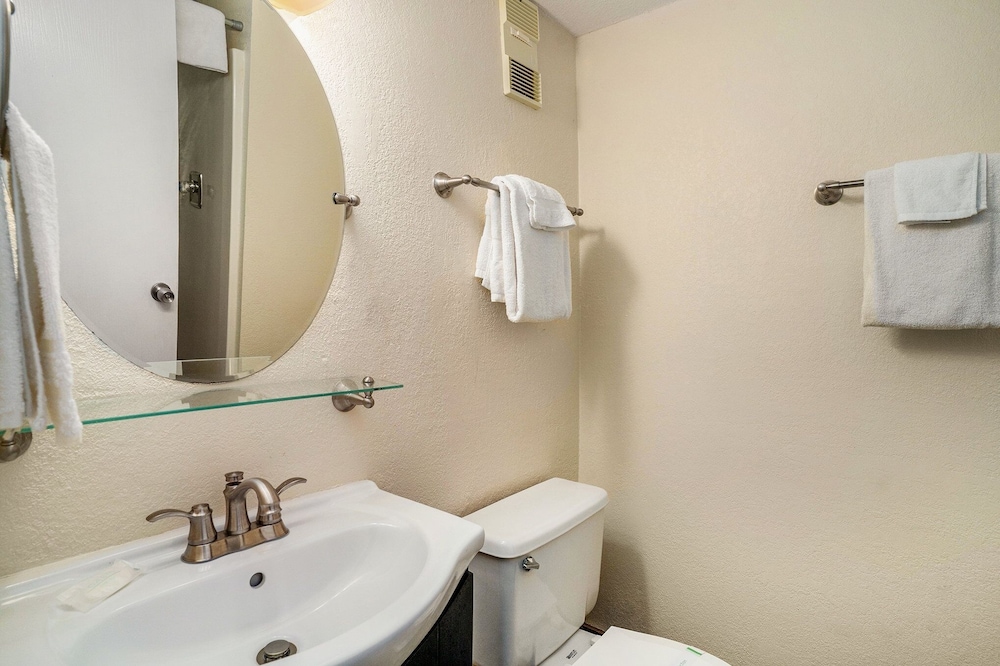 0610 Waters Edge Resort 1 Bedroom Condo by RedAwning - photo 11