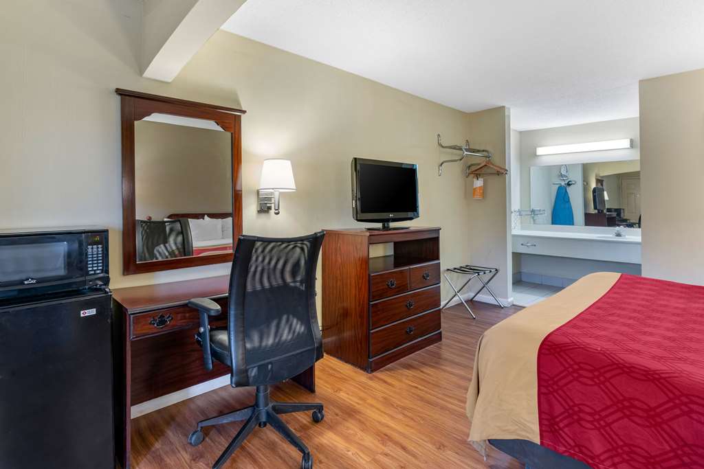 Econo Lodge Inn & Suites Southeast - photo 17
