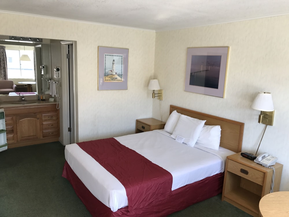 Travelodge by Wyndham Mackinaw City - photo 3