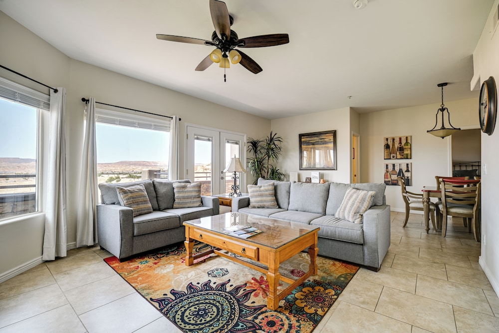 Golf Course Views & Private Deck: Mesquite Condo — 4-Star Luxury Hotel in Mesquite, United States