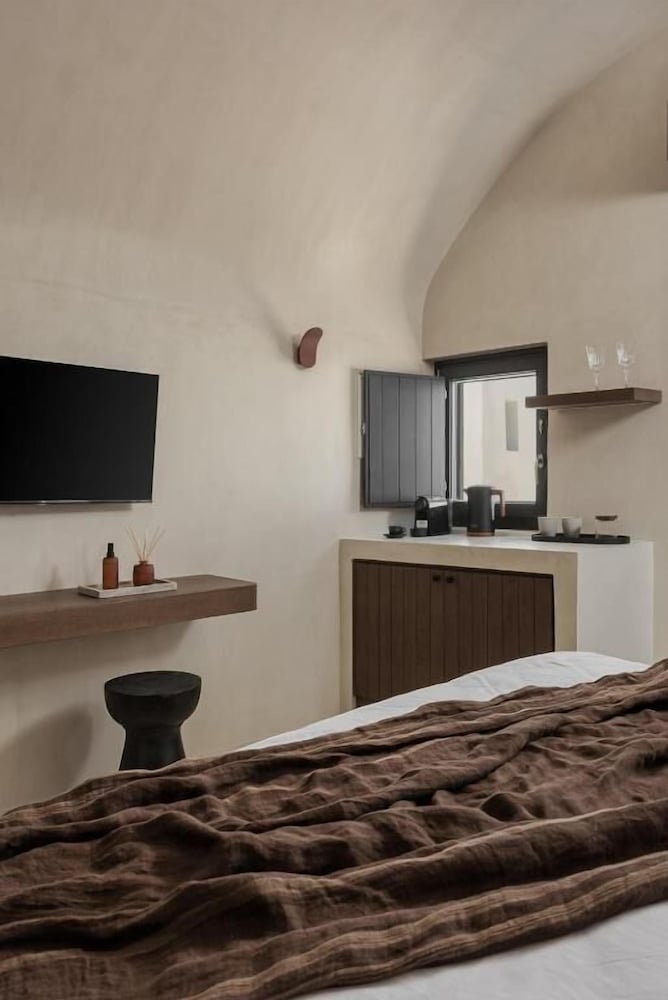 Akri Santorini with heated Jacuzzi
