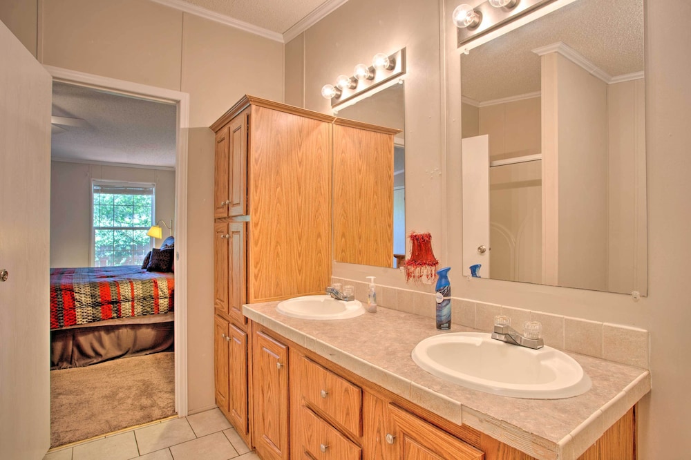 Spacious House About 1 Mi To Lake And Boat Ramp 17956757 — Butler