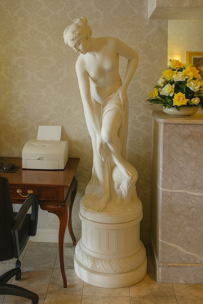 Carlyle Hotel - photo 3