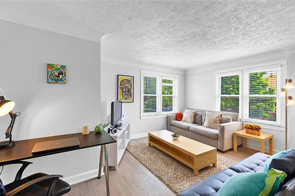 Luxury Downtown Retreat Prime Spot Sleeps 6 — hotel in Royal Oak