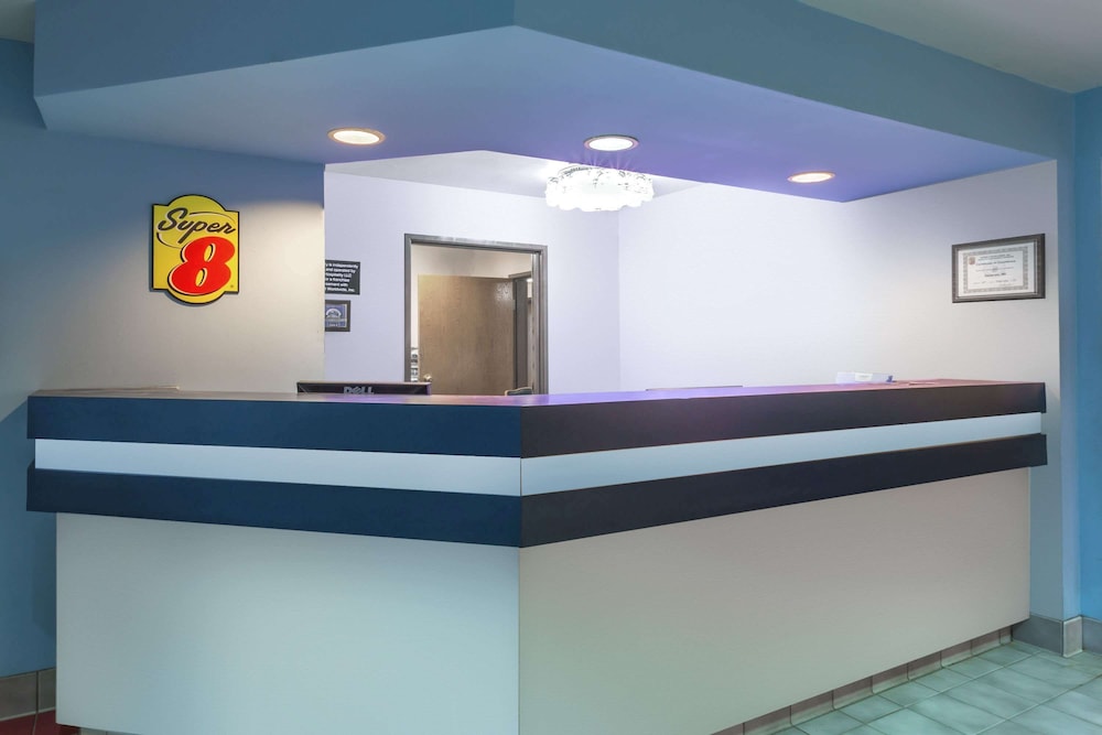 Delavan Inn and Suites - photo 11