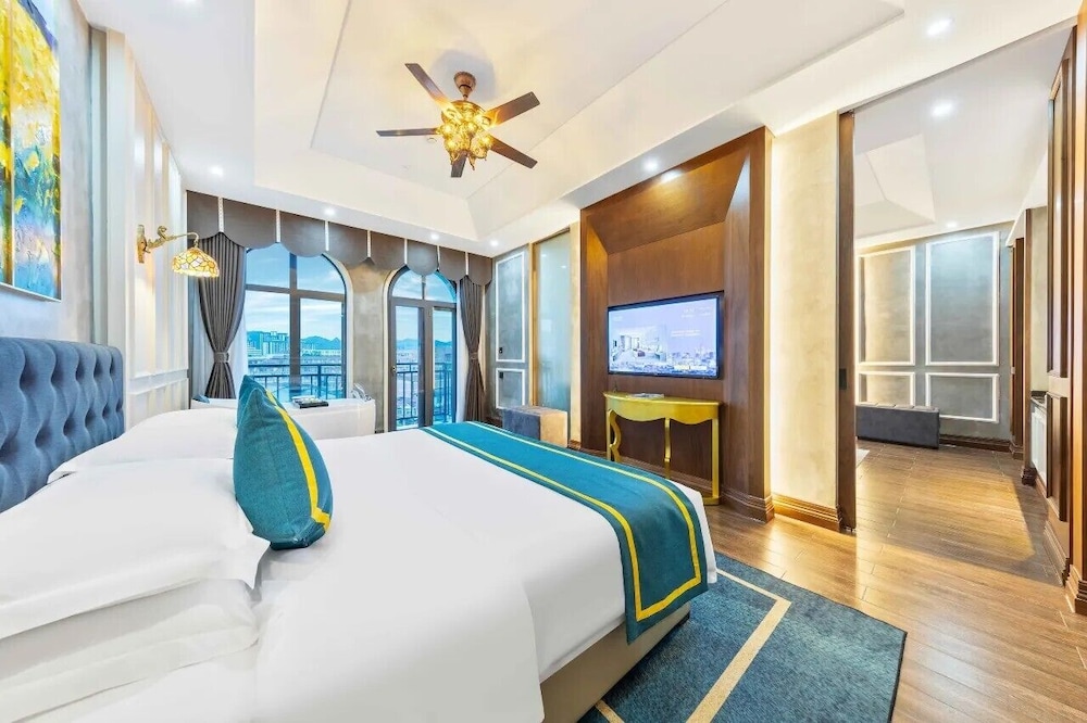 ROY Sean Castle Resort Inn Zhangjiajie Tianmenshan Cableway Branch Free hotel to Tianmenshan cableway entrance service in Zhangjiajie, People's Republic of China