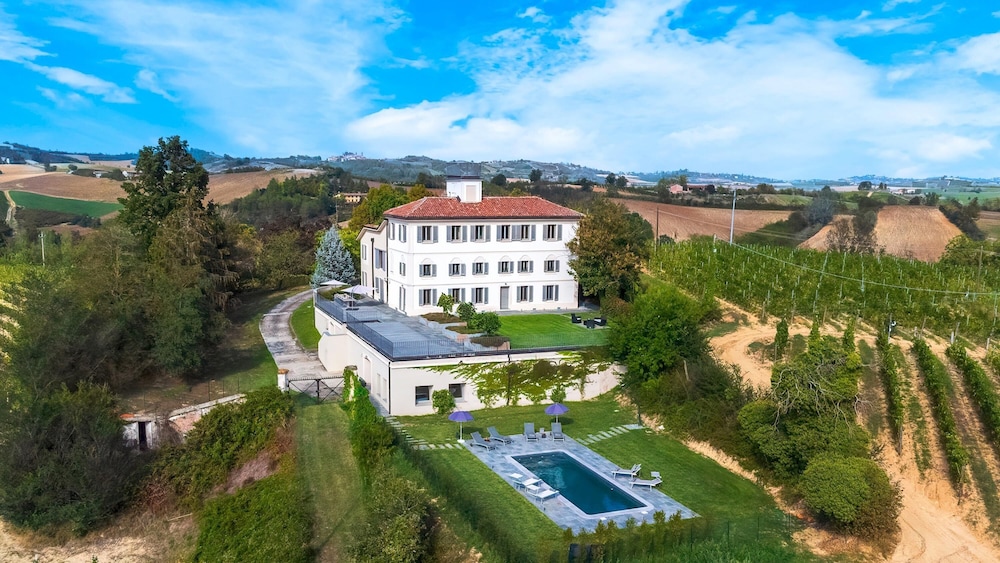Villa Boemia 10 Emma Villas — 4-Star Luxury Hotel in Fubine, Italy