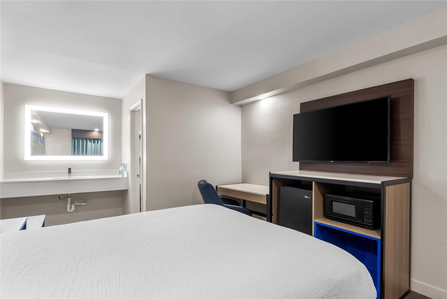 Days Inn by Wyndham Indianapolis East Post Road - photo 25