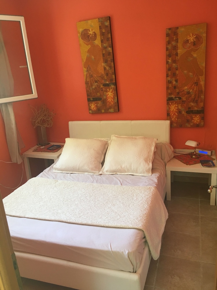 Roseraie Camargaise — 4-Star Luxury Hotel in Arles, France