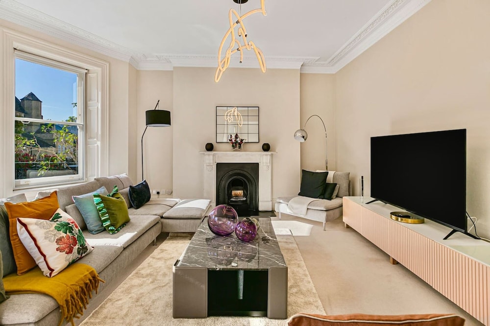 Exclusive 4 Bed Chelsea Residence with Cadogan Square Access — 4-Star Luxury Hotel in London, United Kingdom