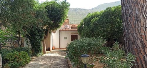 Villa indipendente con patio giardino e parcheggio — 4-Star Luxury Hotel in Castelluzzo, Italy