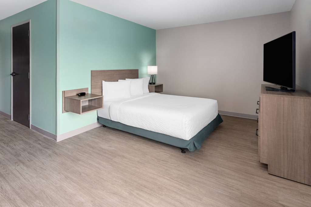 ECHO Suites Richmond West Extended Stay by Wyndham - photo 35