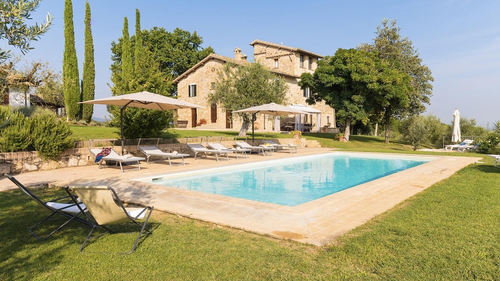 Villa Di Morice 12 in Castel Ritaldi — 4-Star Luxury Hotel in Castel Ritaldi, Italy