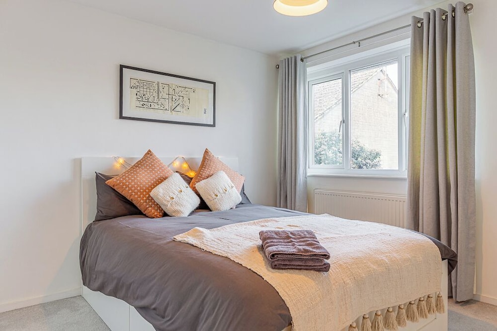 Modern 2 BD w Garden in the Heart of Tetbury — 4-Star Luxury Hotel in Tetbury, United Kingdom