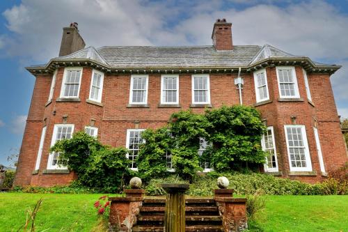 Finest Retreats Edwardian Country House 9 Bed Sleeping up to 21 — 4-Star Luxury Hotel in Longtown, United Kingdom