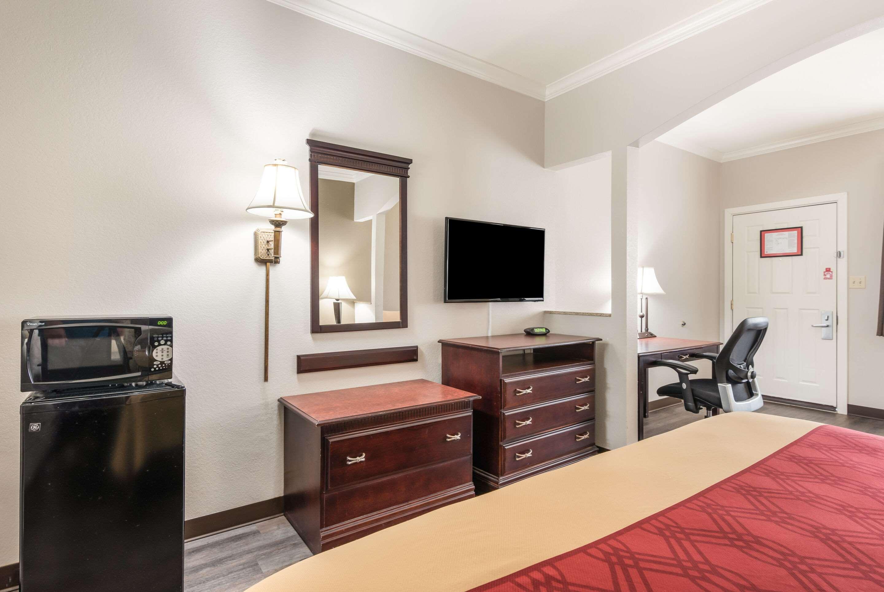 Bryant Inn & Suites - photo 45