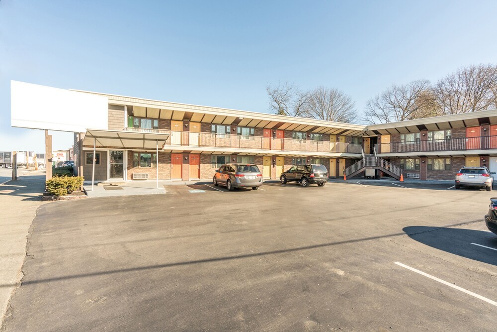 OYO Hotel Malden MA Broadway - photo 32