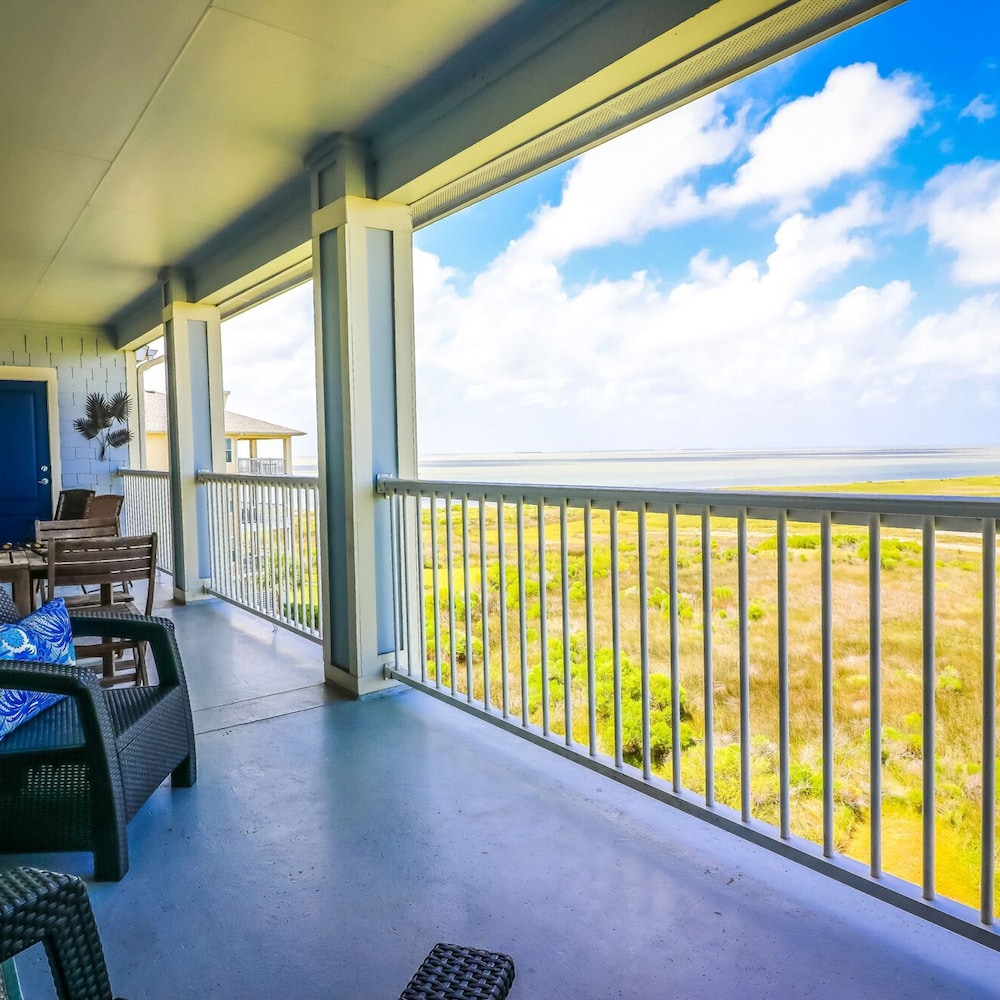 Resort Living on the Bay 2 bed 2 Bath Gorgeous Views Heated Infinity Pool Beach Access Galveston - featured photo