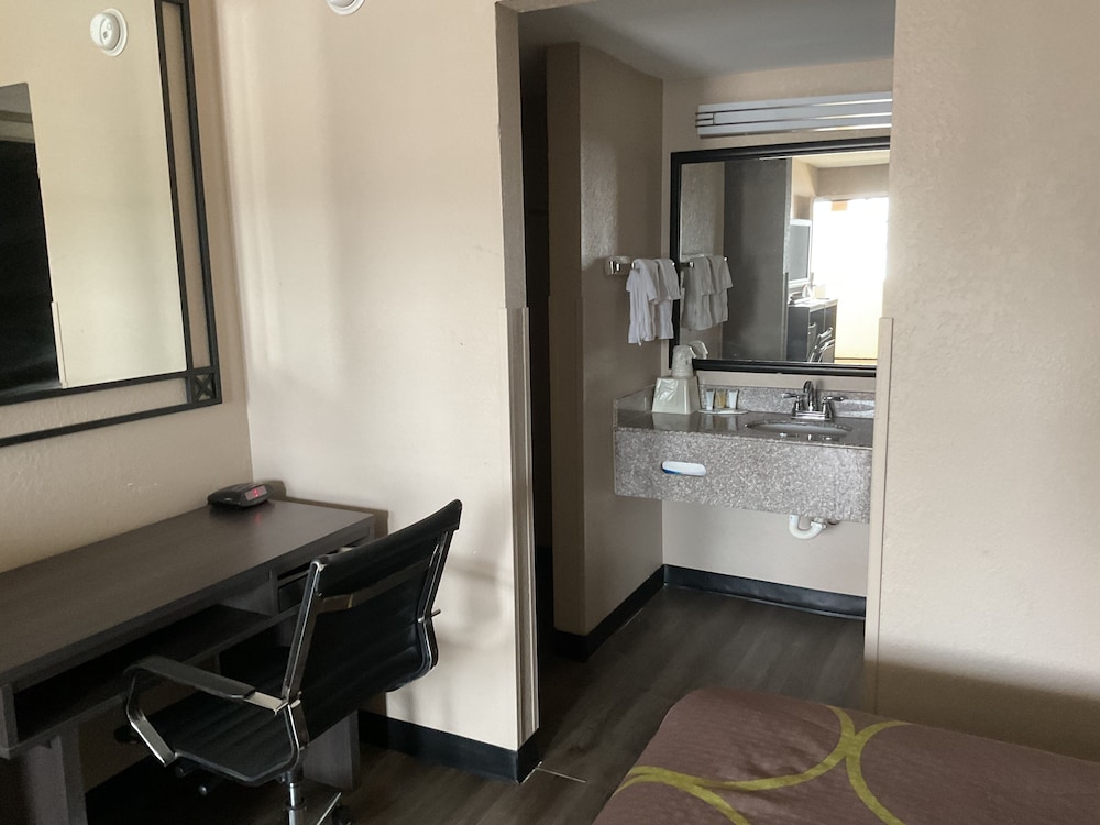 Super 8 by Wyndham Chattanooga East Ridge - photo 37