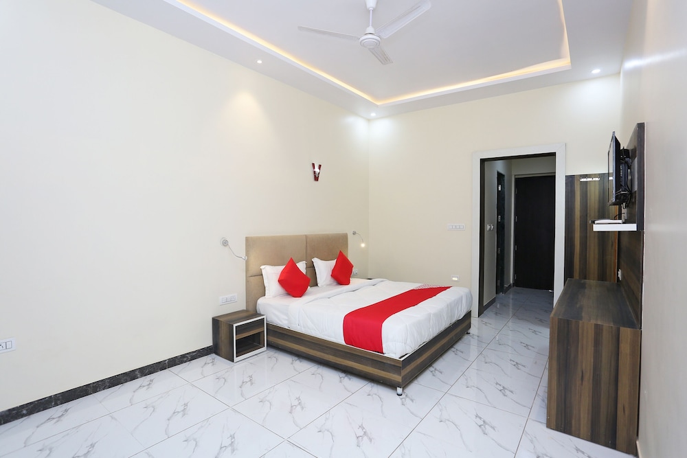 OYO 41721 Hotel Lal Havelii in Jabalpur, India