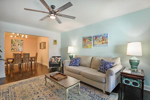 Steps to Beach & Downtown Spacious Beach Bungalow #2 — 4-Star Luxury Hotel in Lake Worth, United States