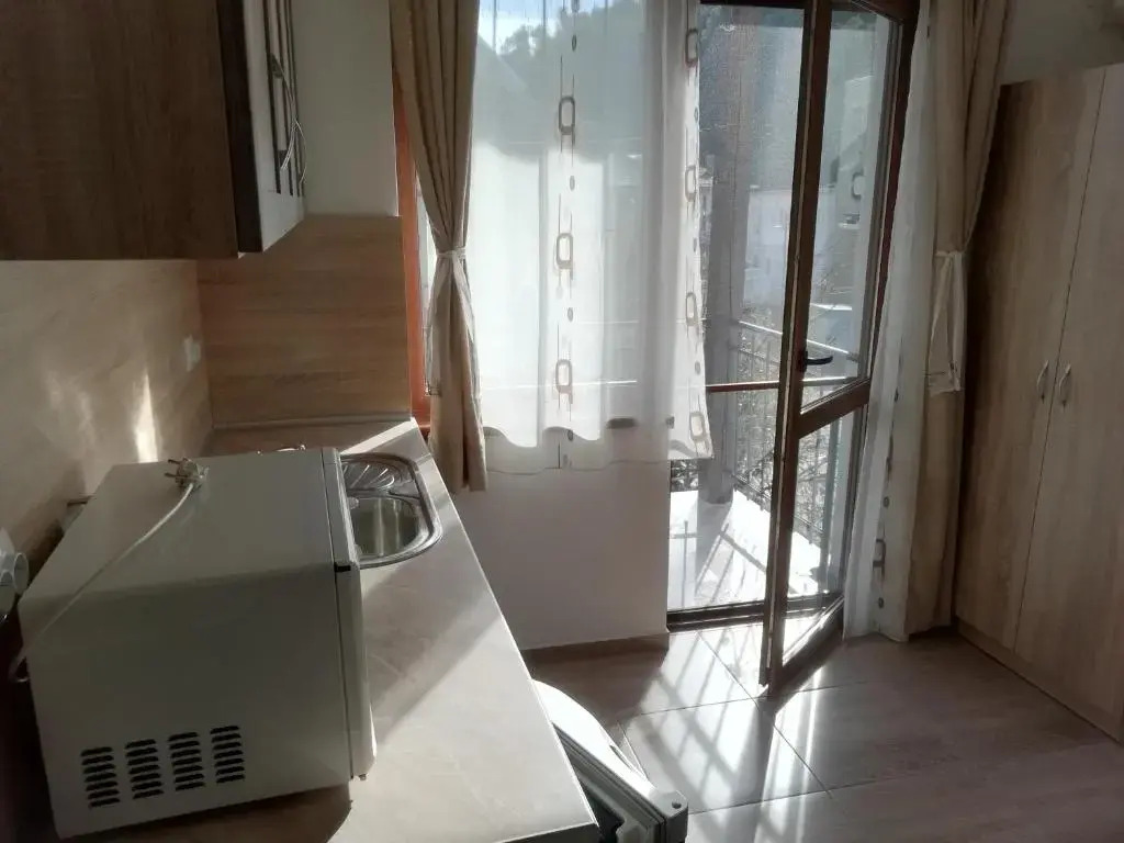 Iceberg - carbon neutral hotel in Tryavna