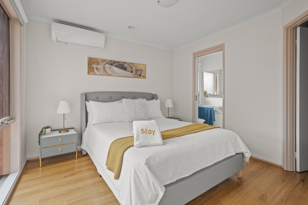 StayAU Family Home Pet Friendly — 4-Star Luxury Hotel in Narre Warren South, Australia