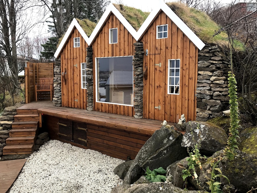 ICELAND SJF Villa Hot tub & Outdoor Sauna Amazing Mountains View 15 min to downtown
