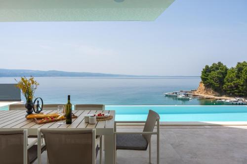 Seafront Villa Nina with 5 en suite bedrooms — 4-Star Luxury Hotel in Omis, Croatia