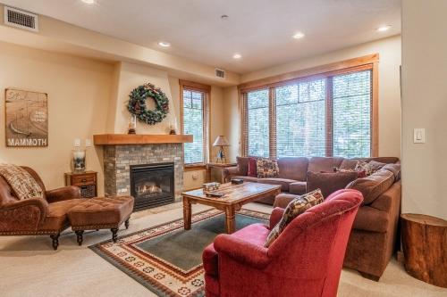 Upscale 4 Bed 3 Bath at the Woodwinds with Amazing Mountain Views and Golf Course Access and private hot tub and garage sleeps 10 in Mammoth Lakes, United States