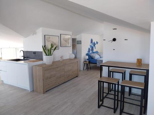 Mansarda openspace Casa delle rondini — 4-Star Luxury Hotel in Roseto Degli Abruzzi, Italy