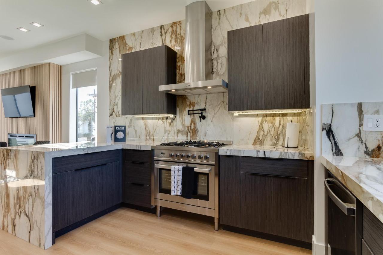 Brand New Modern 4 Bedroom House Pickfair Village — 4-Star Luxury Hotel in Los Angeles, United States