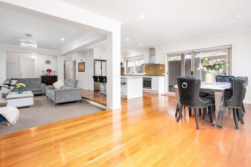Tranquil Large Retreat with Alfresco and Pool pet-friendly hotel Donvale