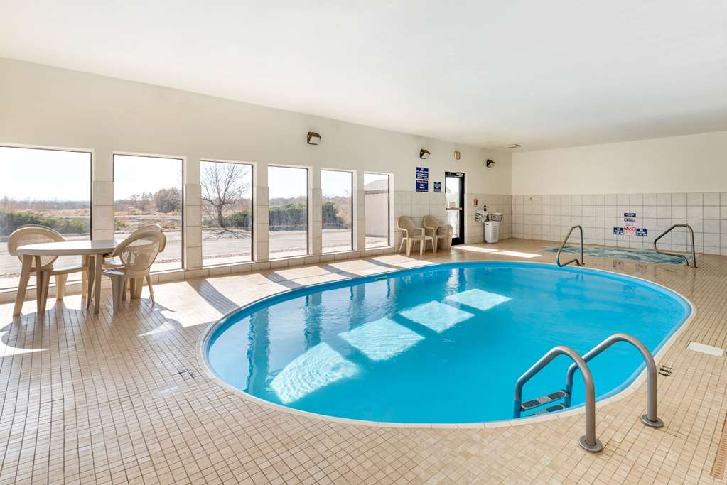 Econo Lodge Pueblo North - photo 23