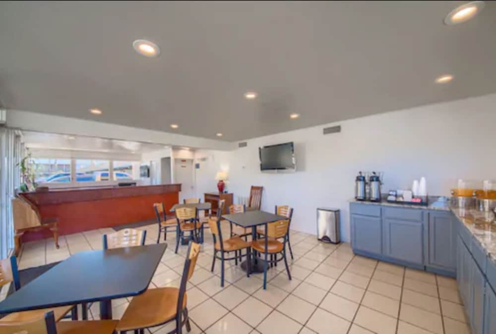 Americas Best Value Inn Uvalde - photo 18