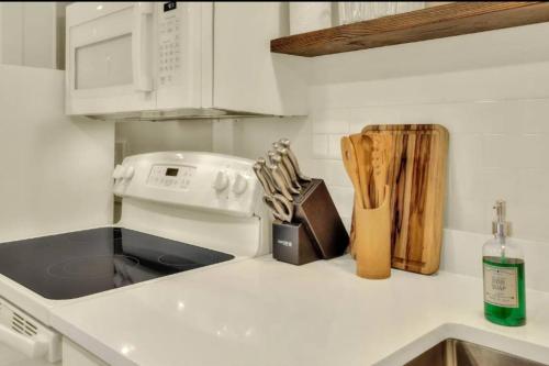 Charming Historic Studio Cottage — 4-Star Luxury Hotel in Lakeland, United States