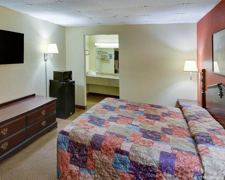 Econo Lodge Marshall - photo 20
