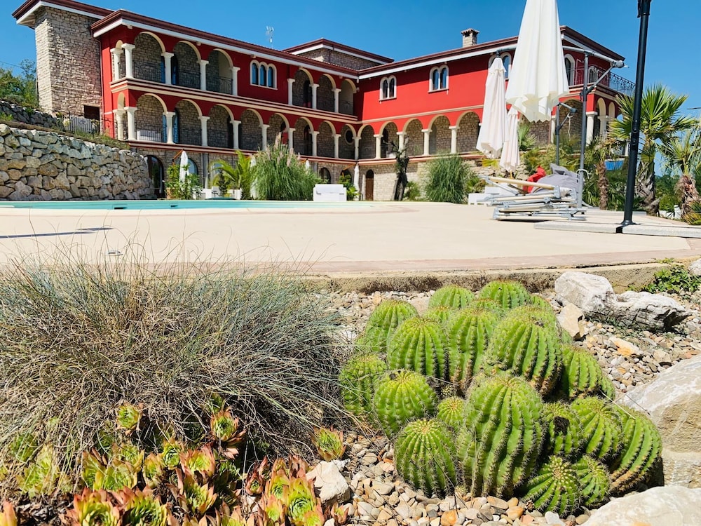 Villa Vento dei Cieli — 4-Star Luxury Hotel in Teora, Italy