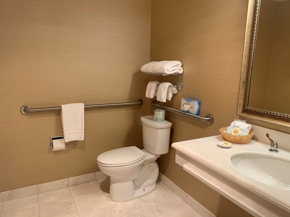Cow Hollow Inn & Suites - photo 37