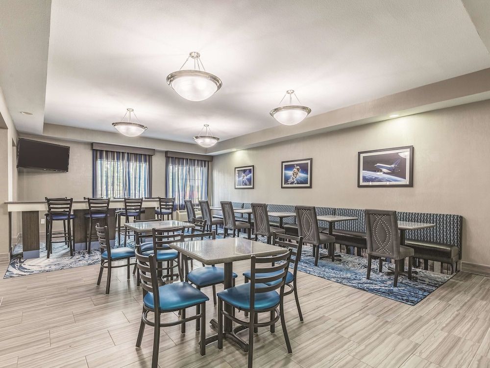La Quinta Inn & Suites by Wyndham Houston Clear Lake NASA - photo 31